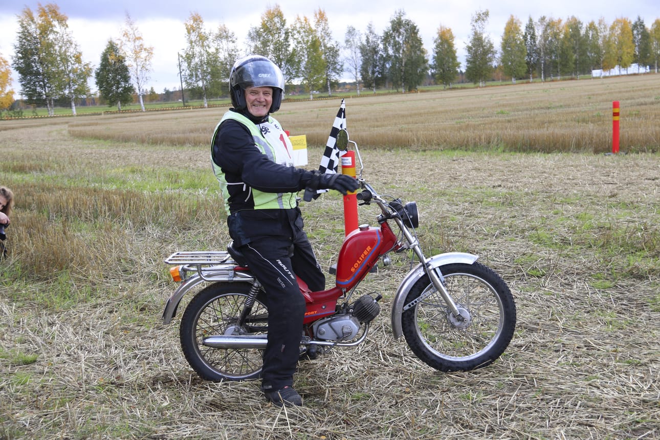 Hannu Kylli singahti radalle ensimmäisten kisaajien joukossa. Hymy oli herkässä.