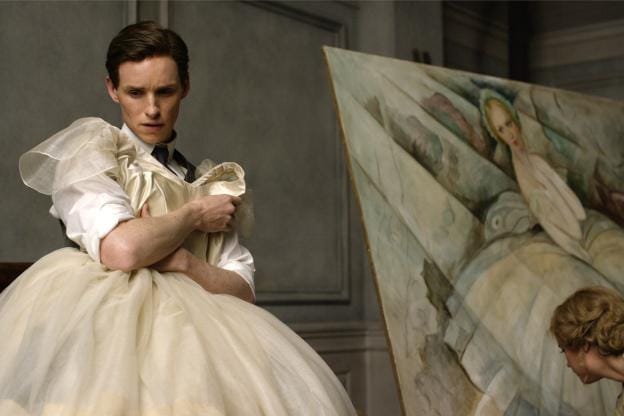 Tanskalaisessa tytössä Einar (Eddie Redmayne) löytää naiseutensa, kun hän poseeraa vaimonsa Gerdan (Alicia Vikander) mallina balleriinamaalauksessa. KUVA: TV5