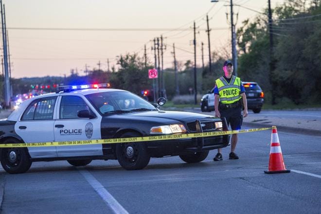 Poliisi oli sulkenut alueen, jolla tutkittiin mahdollista pommi-iskua Austinissa tiistaina. KUVA: EPA/THAO NGUYEN