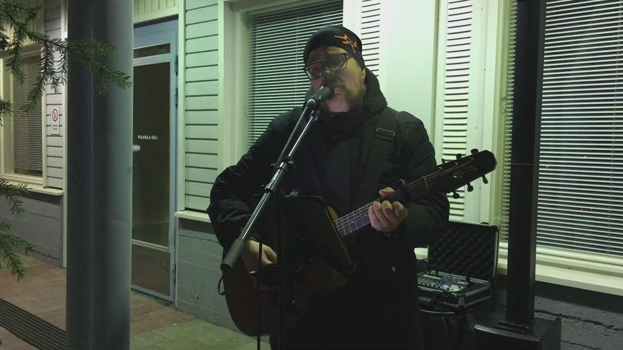 Jani Vääräniemi välitti musiikin kautta lämpöä tapahtumailtaan.