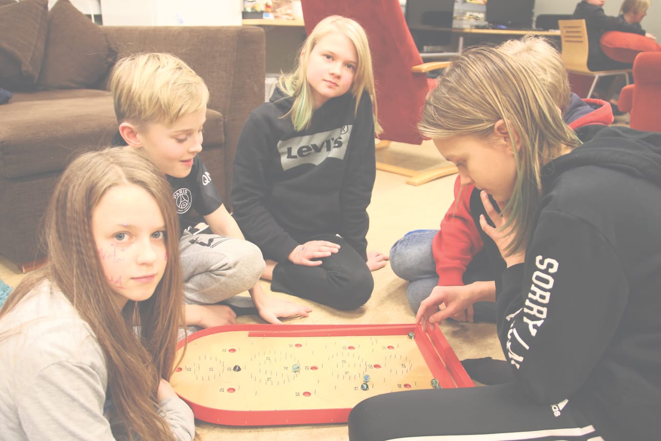 Jenny, Jesse, Olivia, Kalle ja Helmi pelasivat fortuna peliä. Pelit ja kavereiden ovat nuorten mukaan parasta antia nuokkareilla.