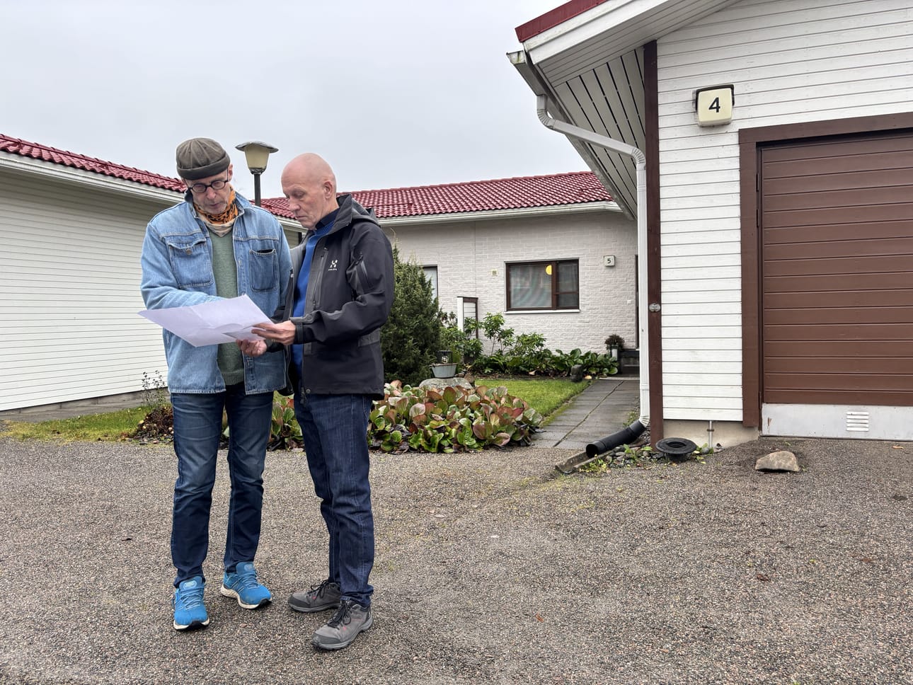 Viiden asunnon rivitaloyhtiön puheenjohtaja Matti Laitio (vas.) ja isännöitsijä Jarmo Mikkonen tutkivat tulossa olevan salaojaremontin suunnitelmia.
