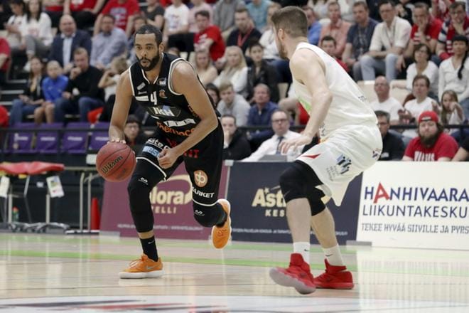 Karhu Basketin Rene Rougeau (4) ja Vilppaan Matias Ojala (8) ovat taas maanantaina vastakkain. Kuva Ville Vuorinen
