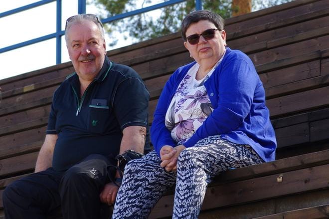 Entiset alajärveläiset Kalervo ja Päivi Birling kertoivat seuranneessa pesäpalloa 1980-luvulta asti. He ovat aina kannattaneet Alajärven Ankkureita. Kuvat: Teemu Niemelä