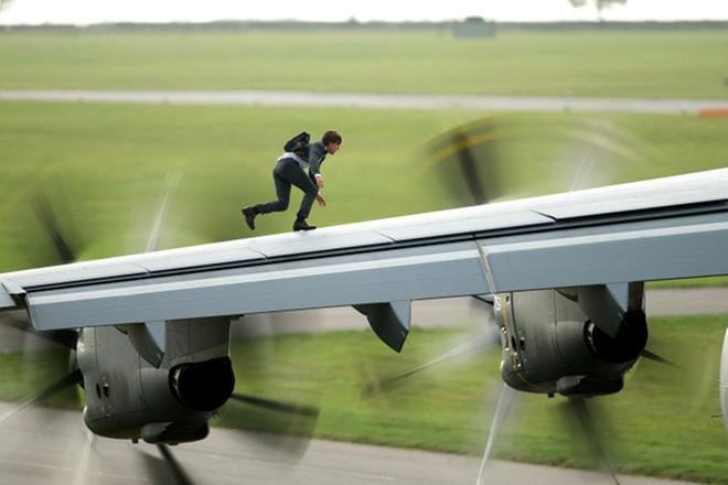 Tom Cruise eli Ethan Hunt temppuilee Mission Impossible - Rogue Nationissa lentokoneen kyljessä. KUVA: Nelonen
