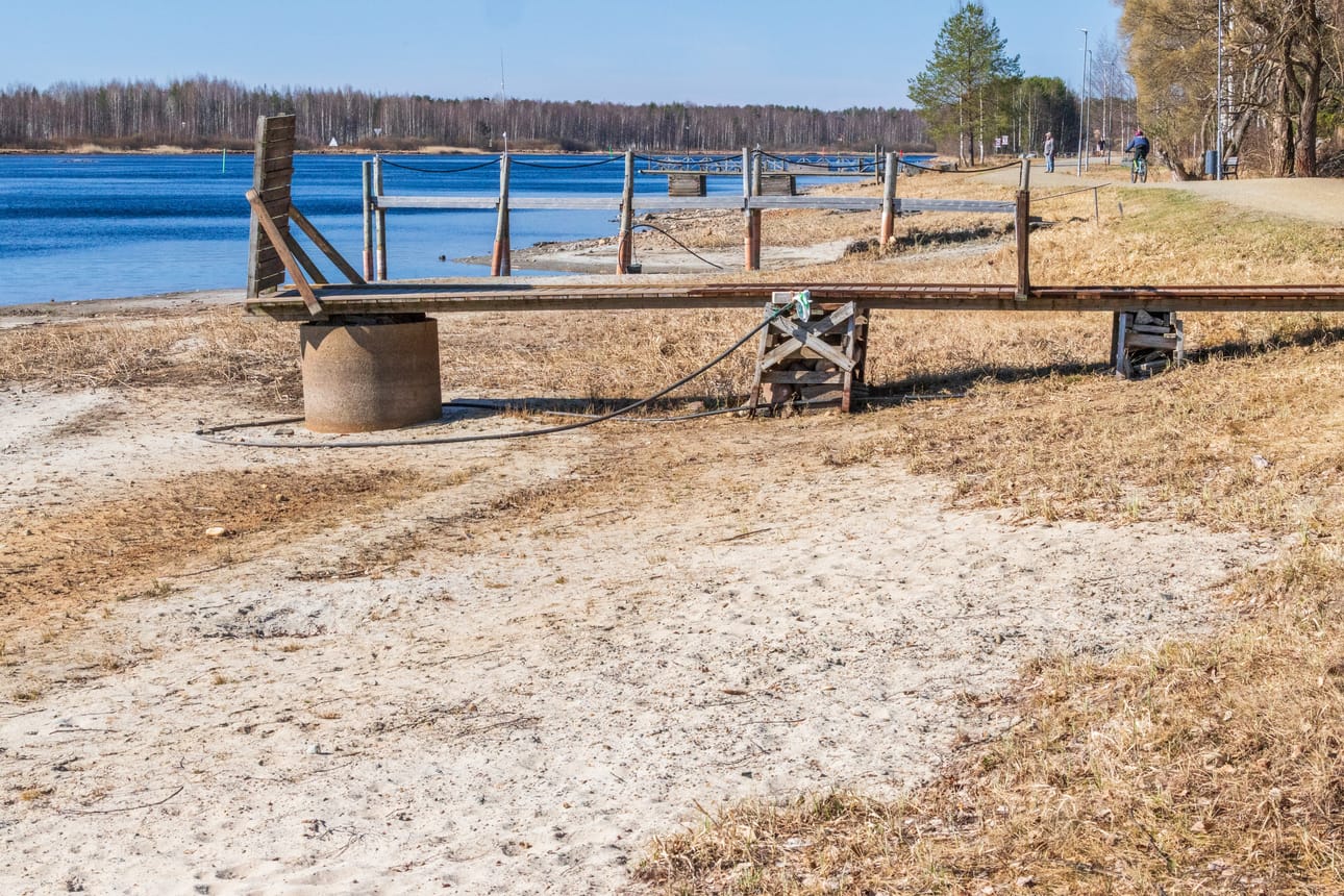 Pielisjoessa Joensuussa vesi oli matalalla 16. huhtikuuta.