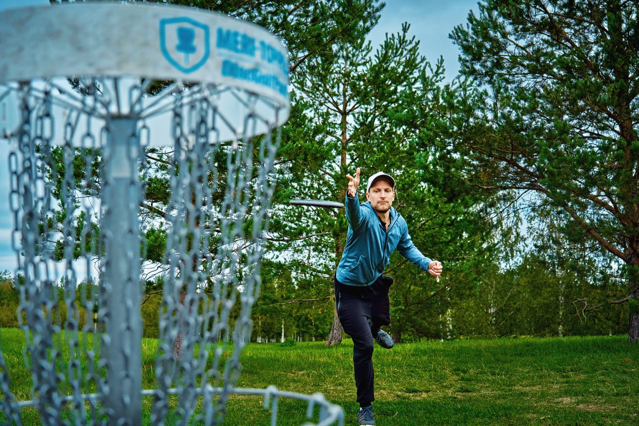 Sakari Eirola pelaa frisbeegolfia noin kerran viikossa Oulun Toppilassa, Virpiniemessä tai Kempeleen Köykkyrissä.