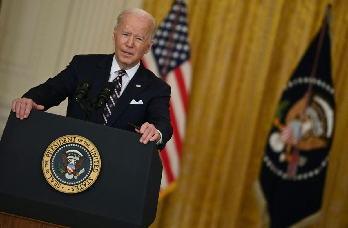 Biden julkisti "ensimmäiseksi eräksi" kutsumansa pakotteet Venäjää vastaan Ukrainan kiristyneen tilanteen takia. LEHTIKUVA/AFP