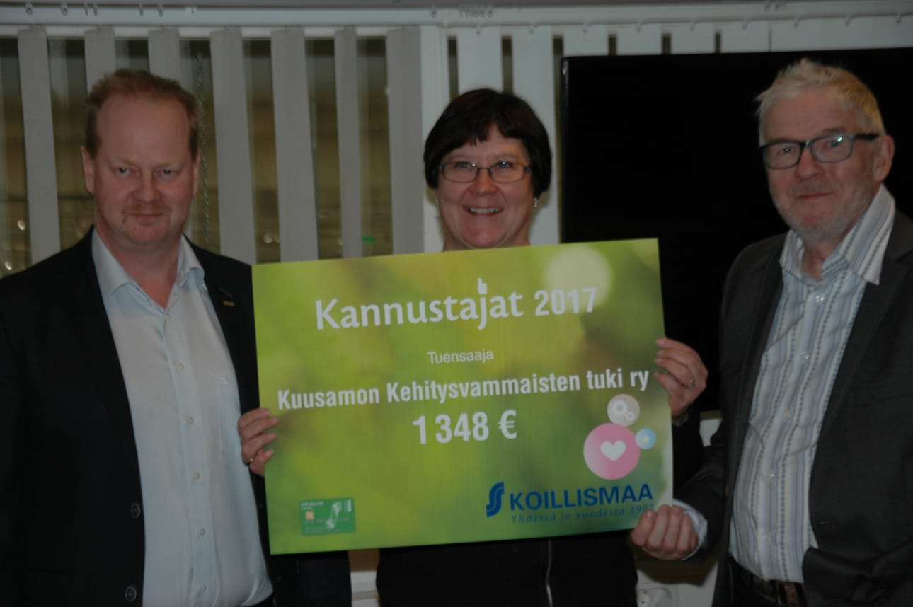 Tapio Leväniemi oli vastaanottamassa palkintosummaa Kuusamon Kehitysvammaisten Tuen puolesta. Palkintoa jakamassa Koillismaan Osuuskaupan puolesta Esa Niinisalo ja Tuija Heikkinen.