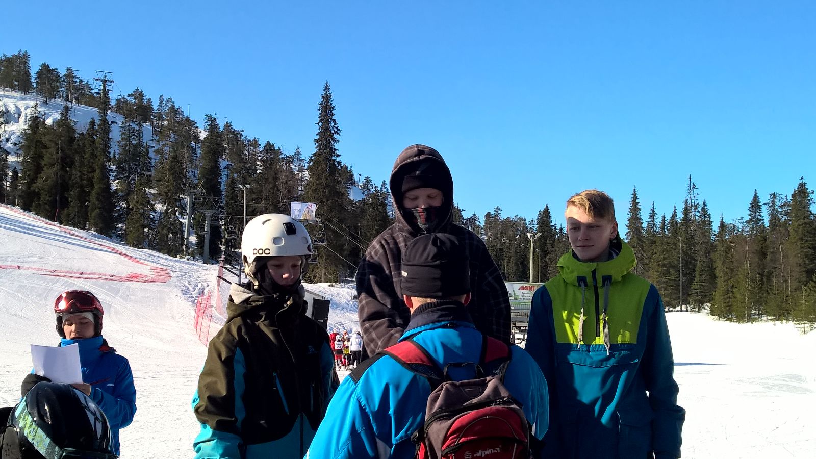 Jukka Makkonen ojentaa palkintoja P2000-01 -sarjan slopestylen kärkikolmikolle Kimi Vallioniemelle, Aleksi Mustoselle ja Valtteri Karurannalle.