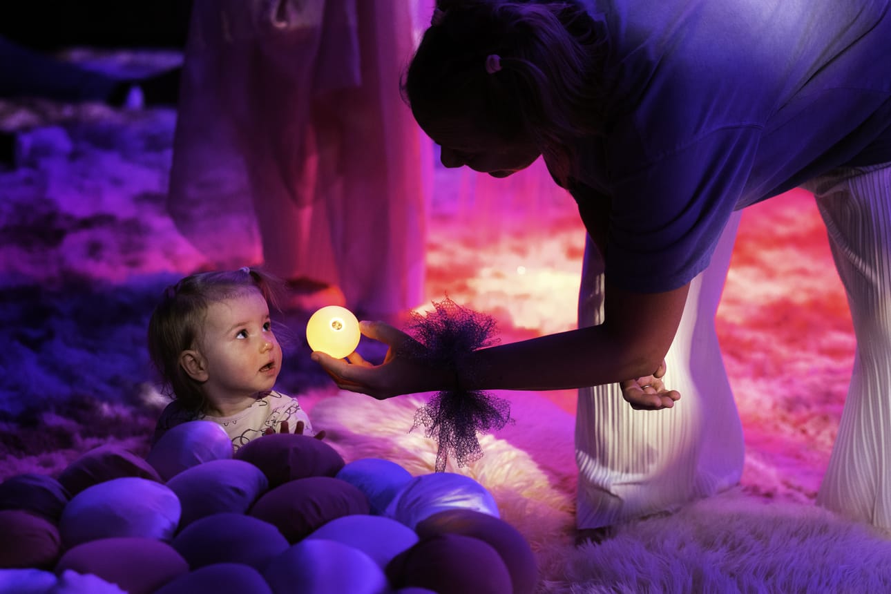 Oona sukelsi pehmeään lavastukseen ja teatterin taikaan.