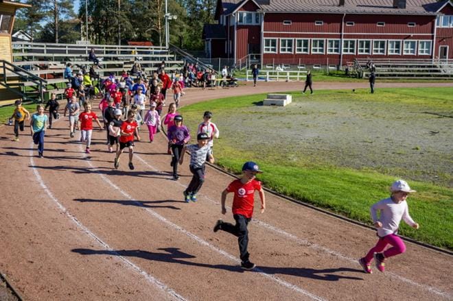 Kunniakierrokseen osallistui runsaasti Soinin Sisun yleisurheilukoulussa mukana olevia lapsia. KUVA: AARRE LÖYTÖMÄKI