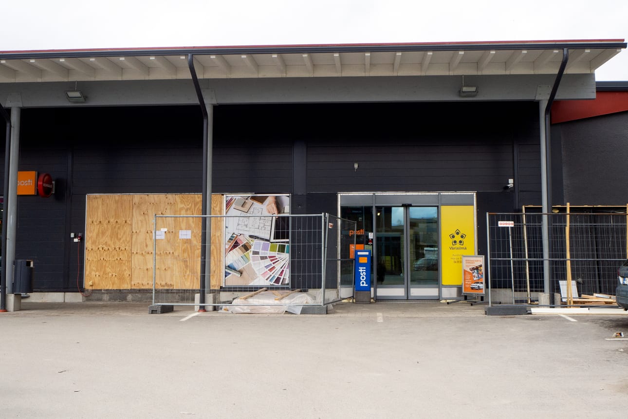 K-Market Kuusamon laajennus on jo hyvässä vauhdissa. Kaupan sisäänkäynti siirtyi hieman oikealle maanantaina 6.5. Remontin edetessä kauppaan tulee myös toinen sisäänkäynti Kitkantien puolelle.