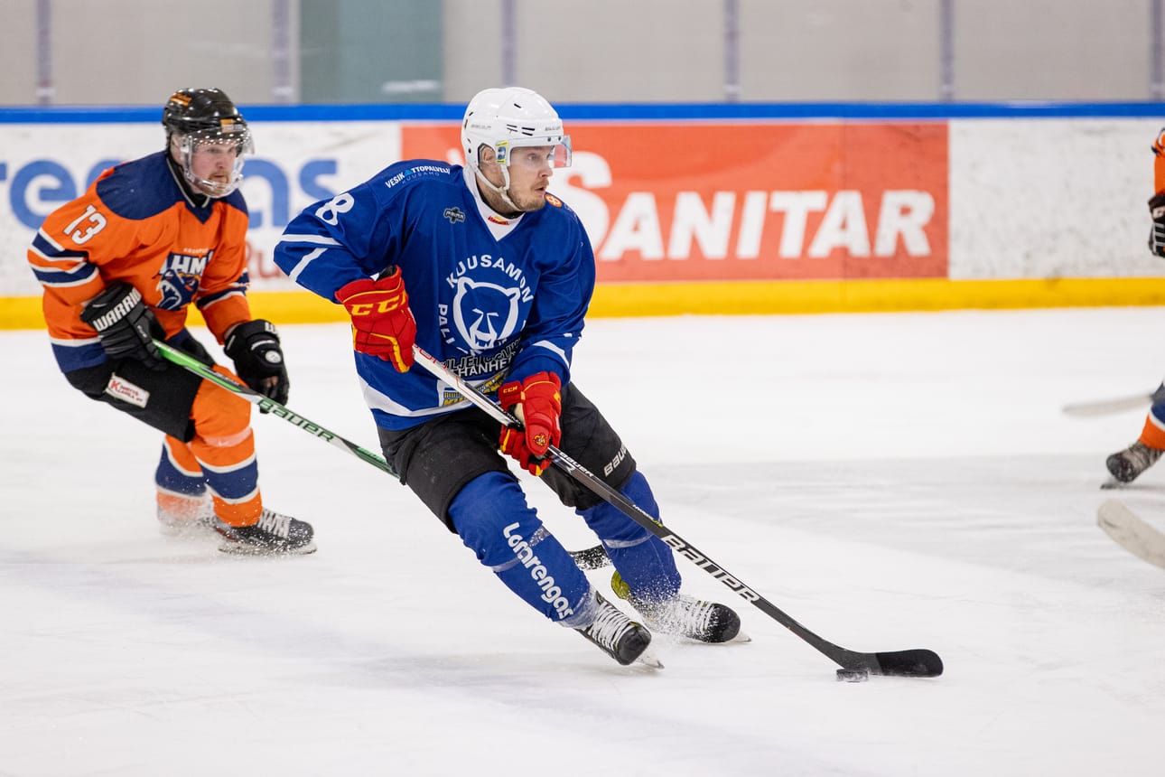 Aleksi Lohilahti nousi ratkaisijaksi, kun PaKa kukisti voittolaukauskisan jälkeen JHT Akatemian viime lauantaina Kalajoella. Arkistokuvassa Lohilahti viime vuoden helmikuussa Kuusamossa pelatussa Pallo-Karhujen ja Haukiputaan Ahmojen kohtaamisessa.