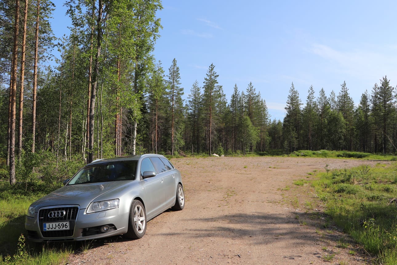 Kääntöpaikalla auto tulee pysäköidä tien reunaan ennen ympyrää tai haaraa.