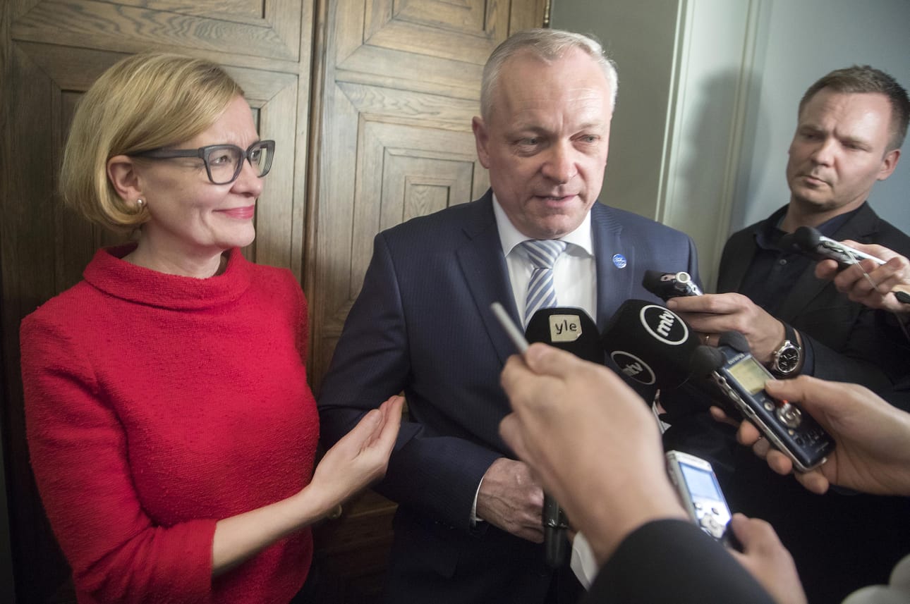 Kokoomuksen eduskuntaryhmän puheenjohtaja Kalle Jokinen (keskellä) vakuuttaa, ettei sote kaadu, vaikka hallituksen rivit harvenevat.