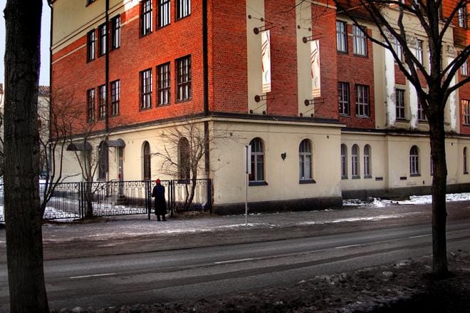 Kauppapuistikko 22 eli entinen ruotsinkielinen kansakoulu, nykyinen Steiner-koulu on kokenut monia vaiheita. Vuonna 2015 se piti myydä. Jatkossa, täysin remontoituna siitä tulee keskustan yhtenäiskoulun tärkeä osa. KUVA: EETU SILLANPÄÄ