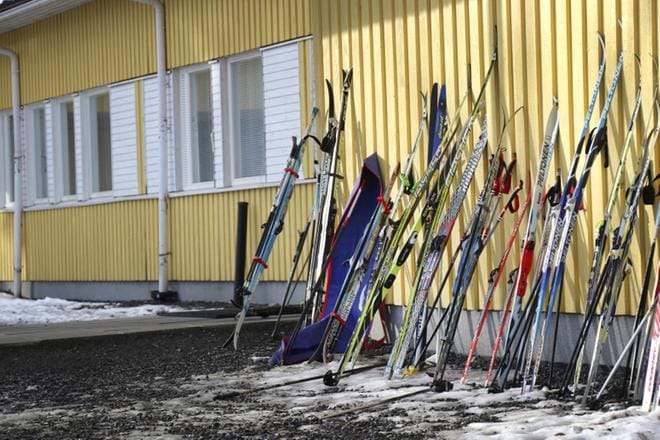 Sukset ja sauvat saattavat jäädä monesti koulujen seinille nököttämään, kun lunta ei ole riittävästi latujen tekemiseen. ARKISTOKUVA: JOHANNA KATAJA