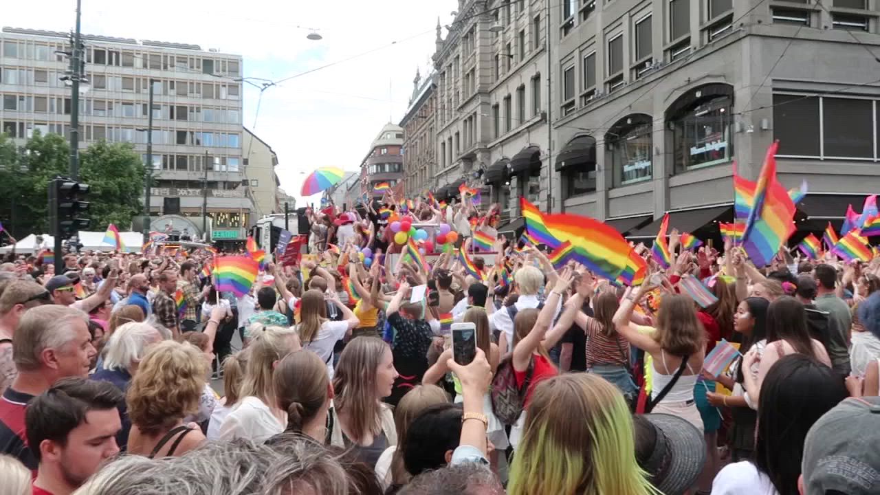 Väenpaljous Oslon Pride-kulkueessa