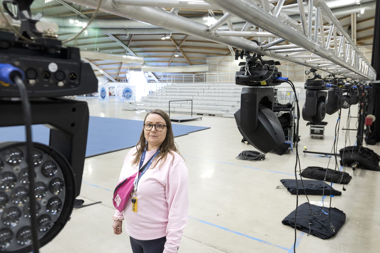 Cheerleadingliiton tapahtumatuottaja Inka Laitinen vastaa Super 2 -kilpailun järjestelyistä Ouluhallissa.