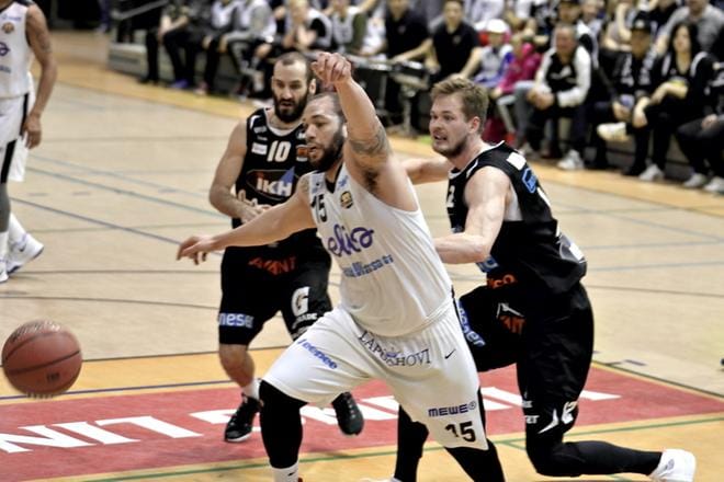 Karhu eteni välieriin, ja Korbrien kausi päättyi. Pallo karkasi liian usein Kobrien palaajilta, tässä pallon menettää Dom Morris. KUVA: HEIKKI HAKANEN