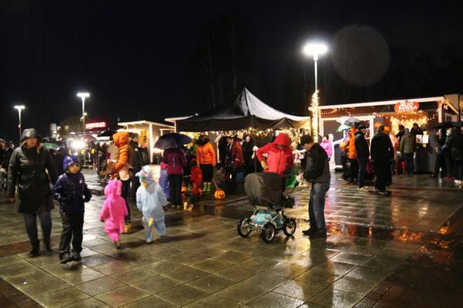 Torilla saattoi tehdä kauppoja yrittäjien kojuista ja osallistua LC Ilmattaren järjestämiin huveihin. Osa niistä oli ilmaisia, osa kartutti maksullisina klubin hyväntekeväisyysvarakassaa. KUVA: ANU NAHKALA