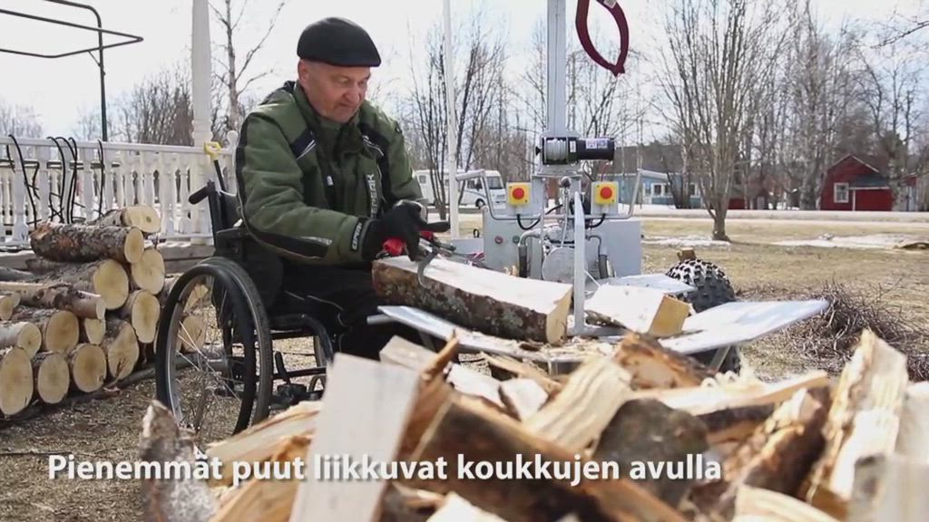 Näin toimii pyörätuolille kustomoitu halkomakone