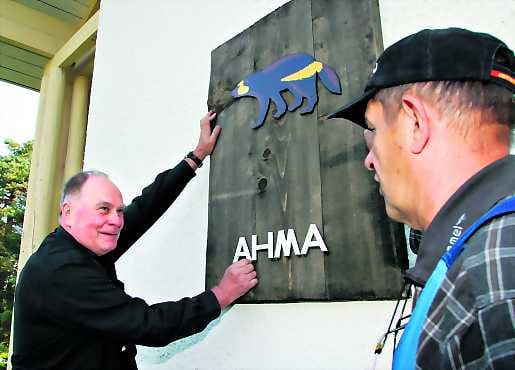 Ahmasta talo tiedetään. Voimayhtiön aikaiset numerokyltit vaihtuvat toimitusjohtaja Mauri Aallon ja Anssi Ahosen voimin eläimistä tunnistettaviksi.