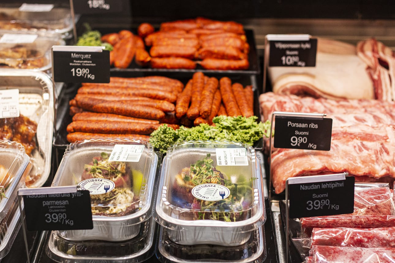 Raakamakkarat ja grillivalmiit tuotteet ovat tänä kesänä Herkun ruokatorin suosituimpia tuotteita.