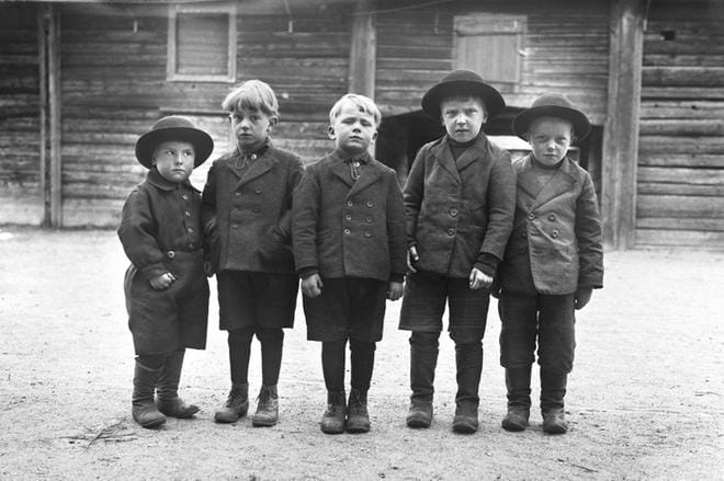 Samuli Paulaharju kuvasi körttipoikia Talkkarin häätalon pihalla 1930 Ylihärmässä. Henkilöt vasemmalta oikealle Kustaa (K. M.) Talkkari, Eero Alatalkkari, Jussi Alatalkkari, Esko Talkkari ja Jaakko Haapamäki. KUVA: MUSEOVIRASTO, KANSATIETEEN KUVAKOKOELMA, SAMULI PAULAHARJUN KOKOELMA