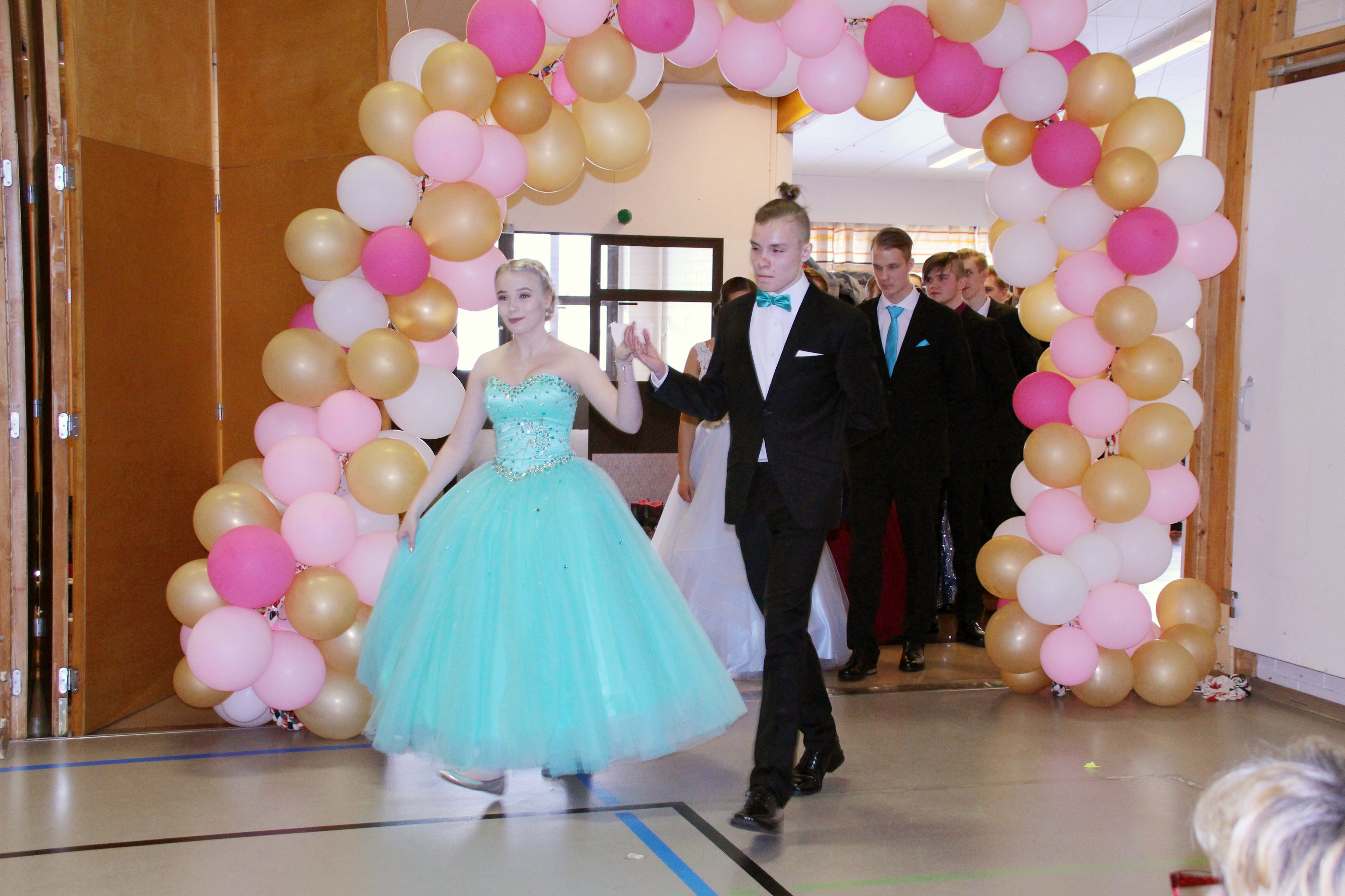 Wanhat saapuivat tanssilattialle poloneesin tahtiin.