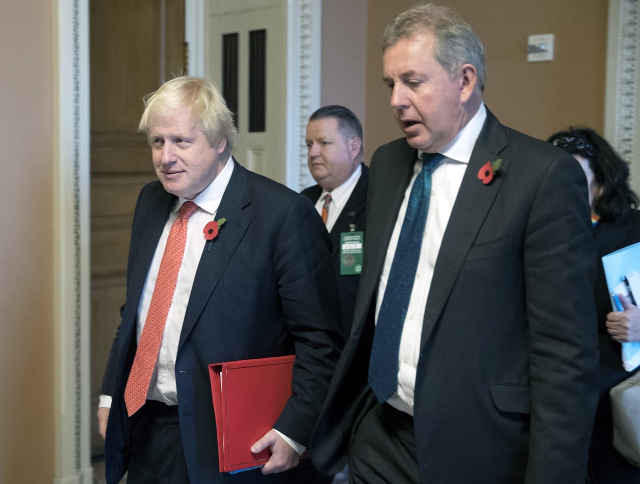Britannian Yhdysvaltojen-suurlähettiläs Kim Darroch (oik) kuvattuna yhdessä Britannian pääministerin paikkaa tavoittelevan Boris Johnsonin kanssa vuonna 2018.