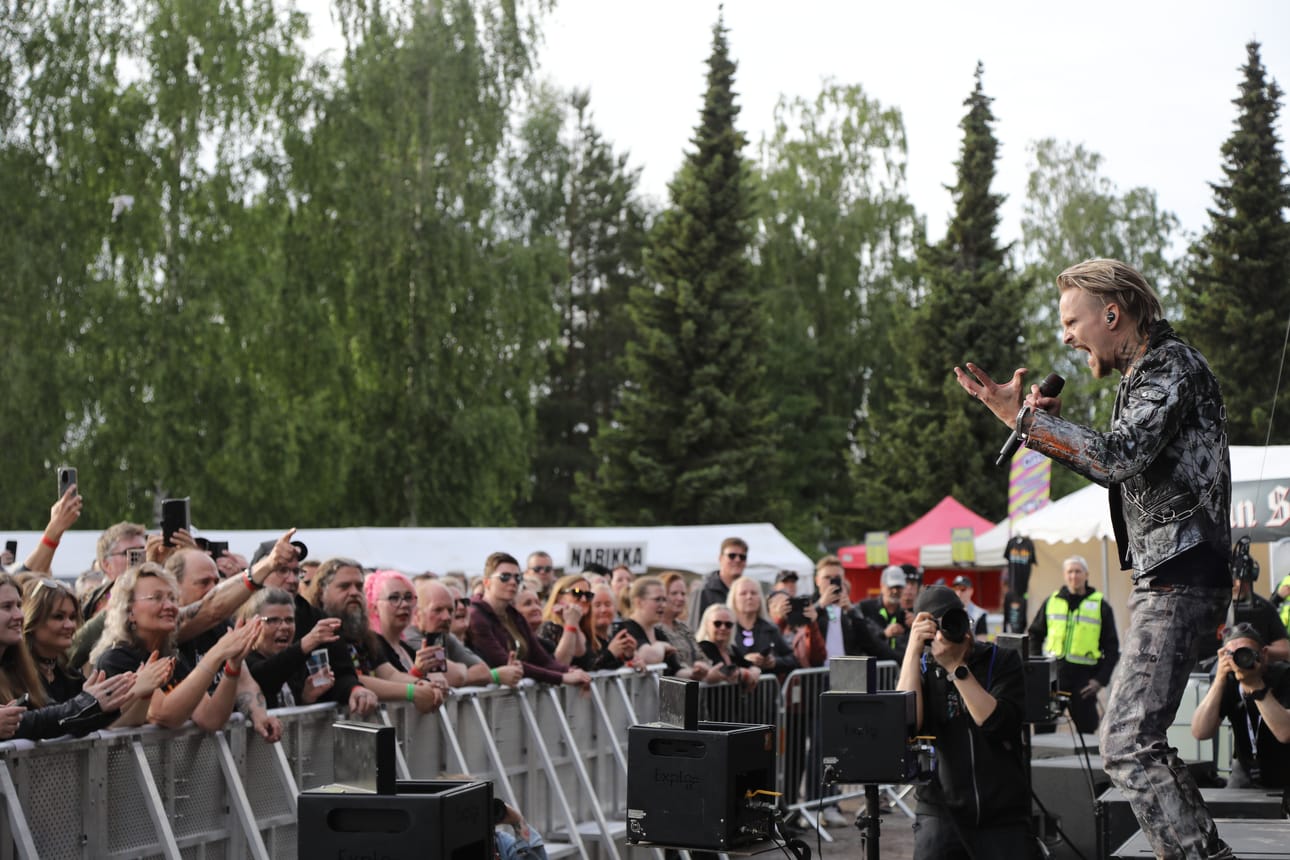 Suurten yleisöjen esiintyjä Erik Grönwall osasi ottaa yleisönsä haltuun.