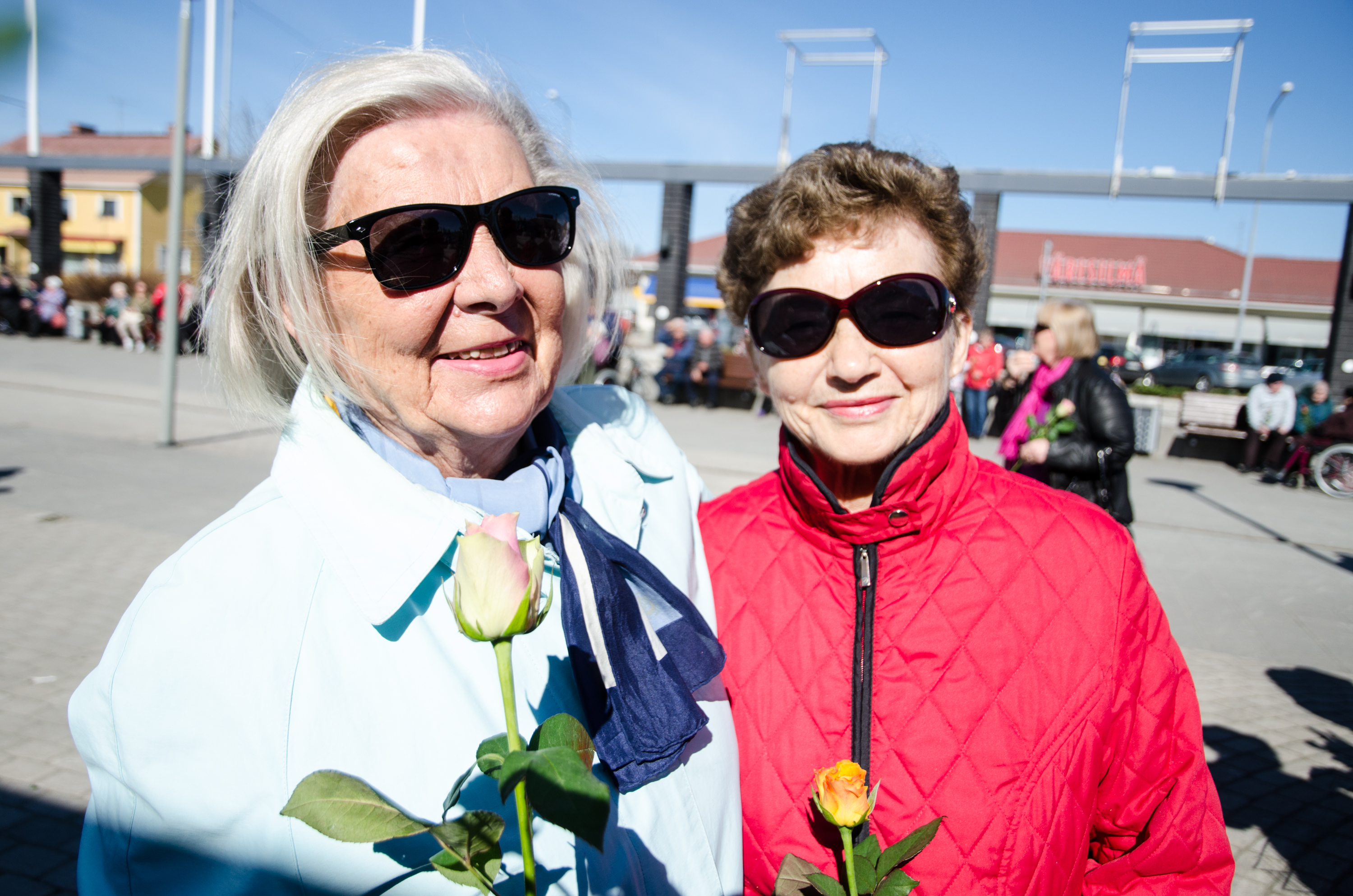 Toini Virranniemi ja Helena Wendelin aikoivat viettää äitienpäiväänsä läheisten tapaamisen ja hyvän ruoan merkeissä.