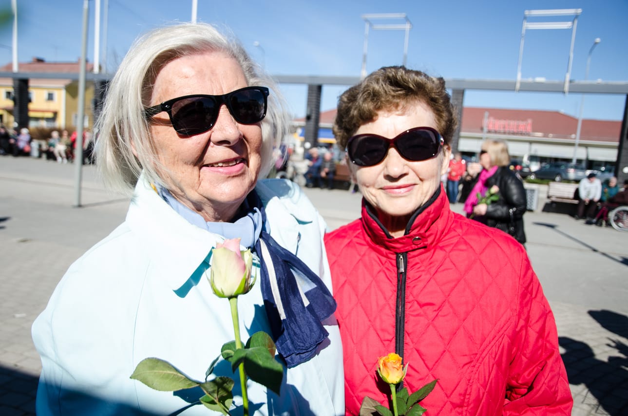 Toini Virranniemi ja Helena Wendelin aikoivat viettää äitienpäiväänsä läheisten tapaamisen ja hyvän ruoan merkeissä.