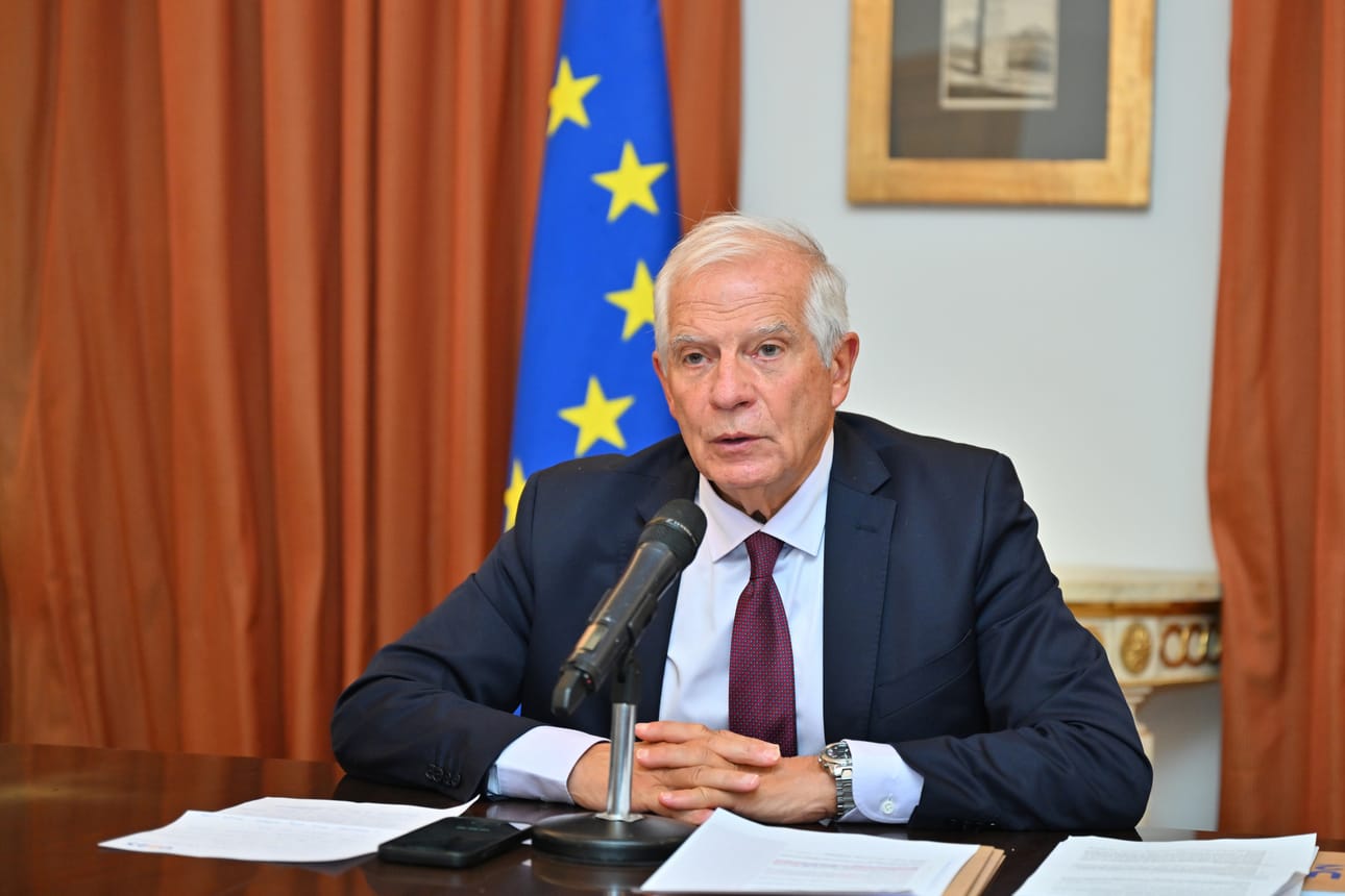 Josep Borrell puhui tiistaina ulkoministerien tapaamisessa Omanissa.