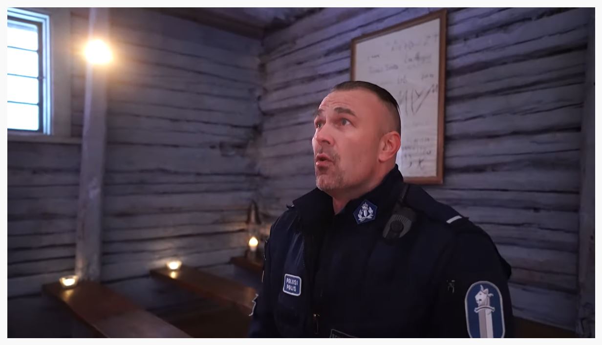 Poliisi herkistelee joulutunnelmissa – katso Oulun laulavan polliisin uusin joulurauhan toivotus