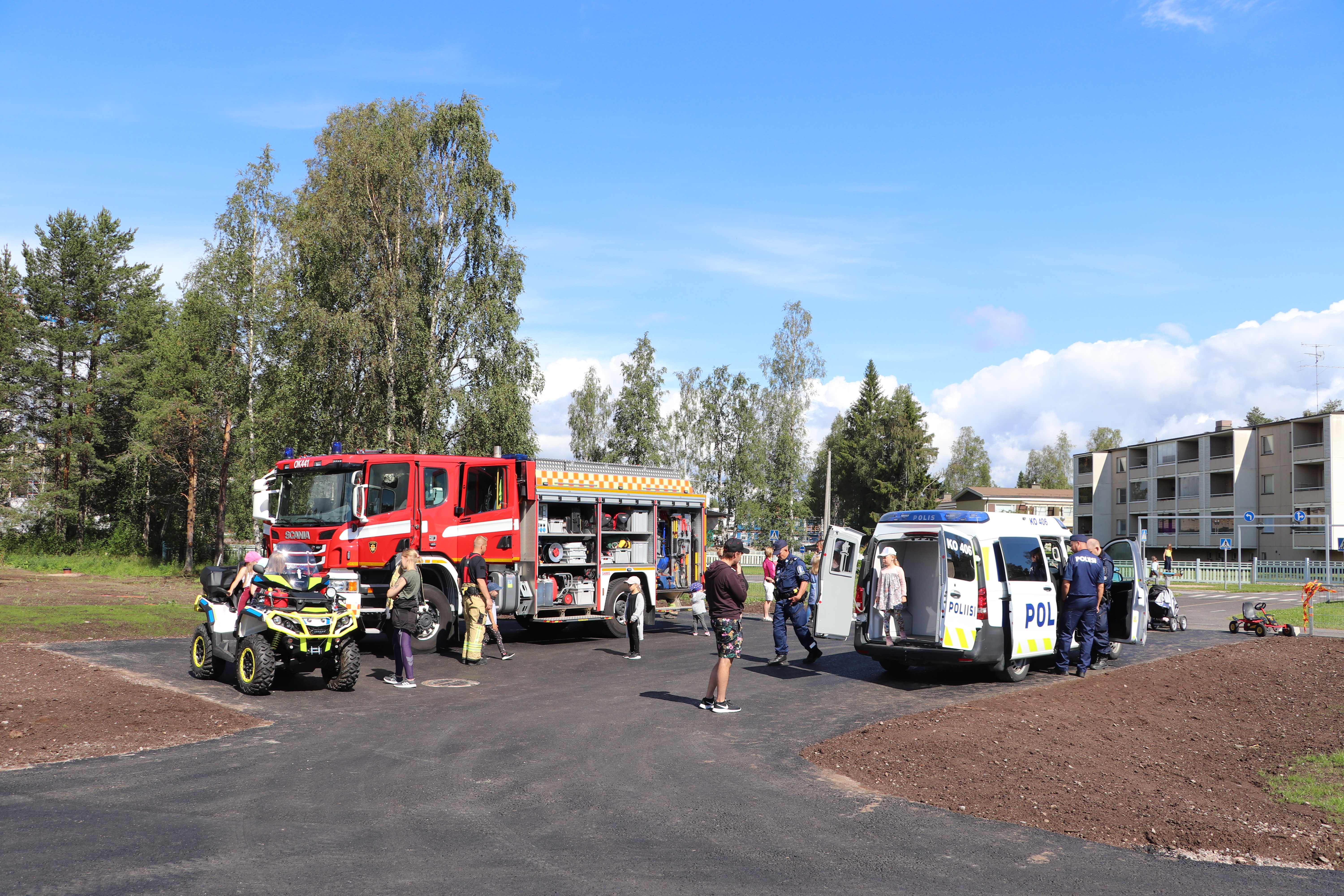 Toimintapäivänä liikennepuistossa pääsi tutustumaan  ambulanssiin, paloautoon, poliisiautoon ja -mönkijään. 