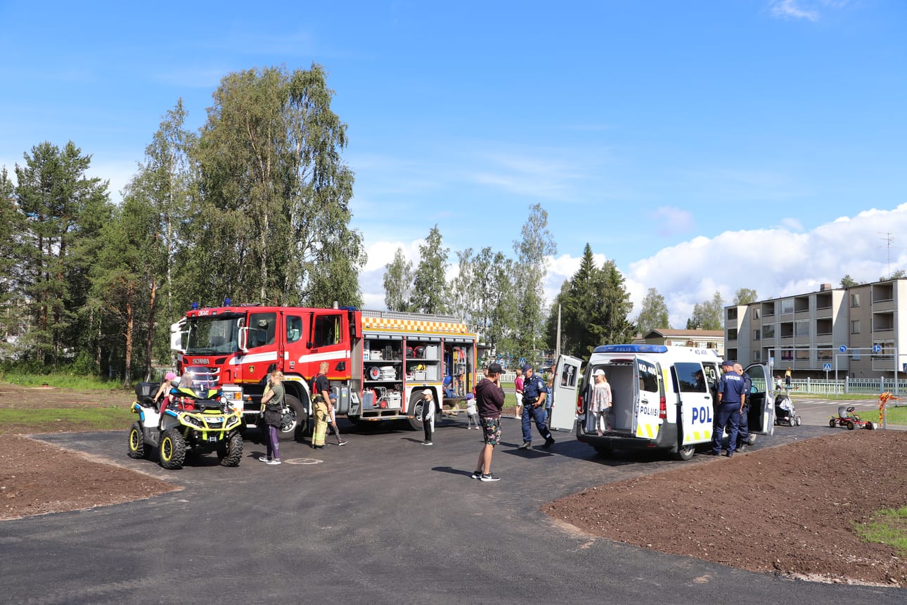 Toimintapäivänä liikennepuistossa pääsi tutustumaan ambulanssiin, paloautoon, poliisiautoon ja -mönkijään.