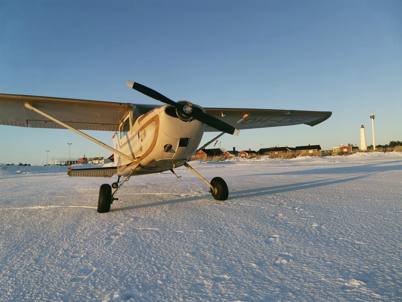 Puskakone on kätevä varsinkin hankalassa maastossa ja lyhyillä lentokentillä. Tämän Cessna 172-koneen reissuja voi seurata Timo Rannan Instagram-tilillä @bushflyingcowboy.
