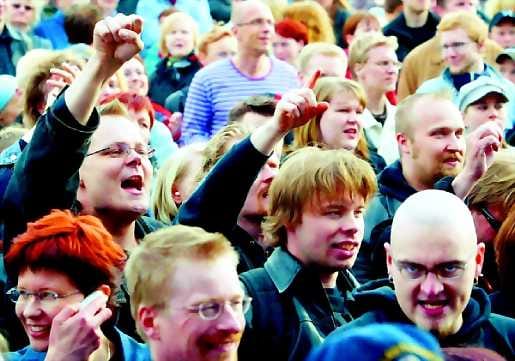 Yleisö nauttii suurkonsertista Oulun Raksilassa.