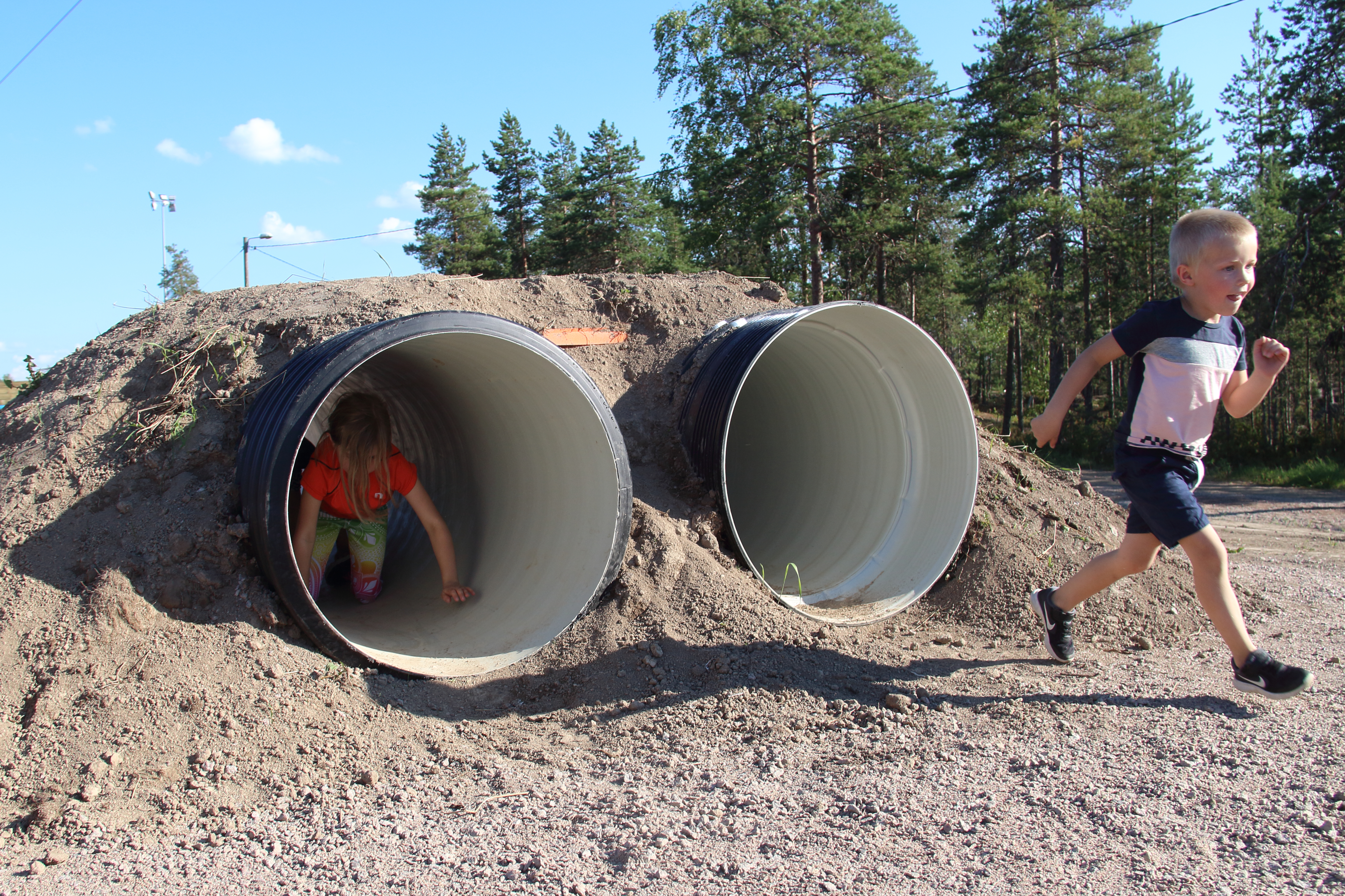 Rumpuputkista tehdyt tunnelit ovat yksi radan seitsemästä esteestä.