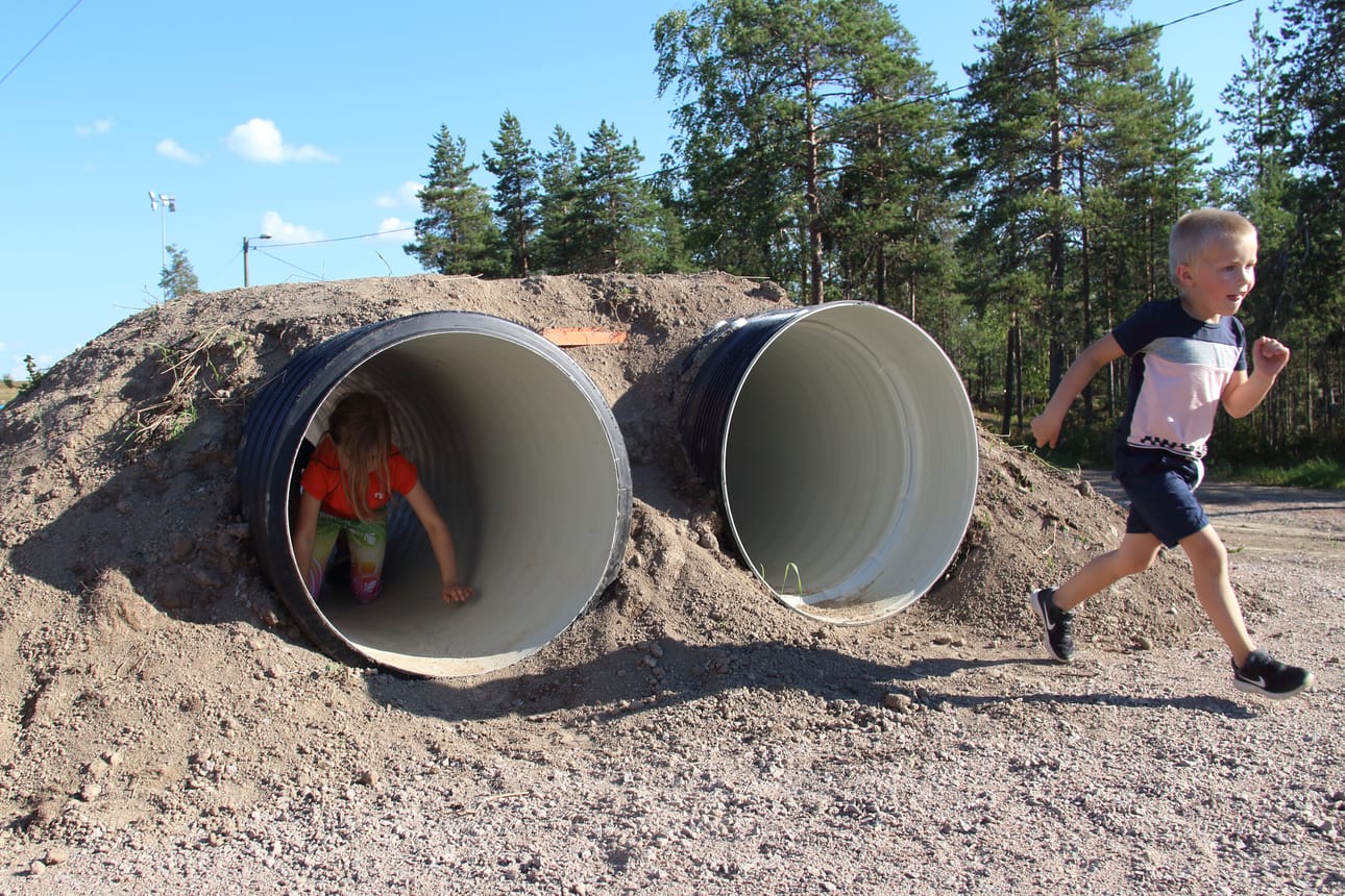 Rumpuputkista tehdyt tunnelit ovat yksi radan seitsemästä esteestä.