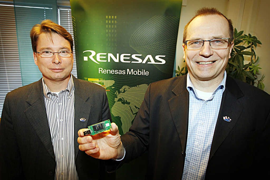 Japanilaisomisteisessa Renesas Mobilessa tehdään siruja luottavaisilla mielin Jussi Lemiläinen( vasemmalla) ja Euroopan johtaja Heikki Tenhunen.