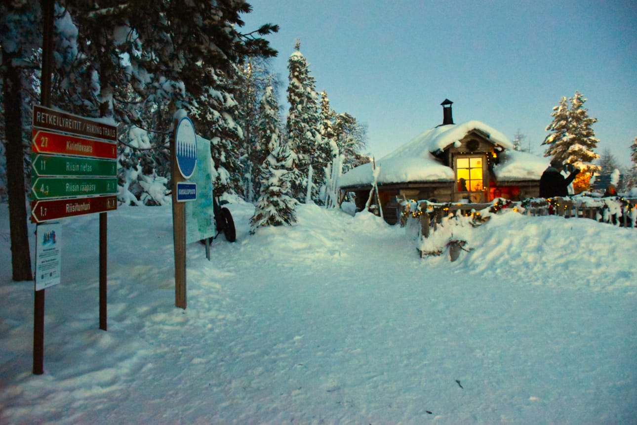 Posion Riisitunturin kansallispuiston parkkipaikan kupeessa toimivassa kotakahvilassa, Riisitunturin Tuvassa, käy ovi tiheään, matkailijoita tulee sisälle vähän väliä. Useat heistä nauttivat lättykahvit. Vierailimme paikassa viime maanantaina.