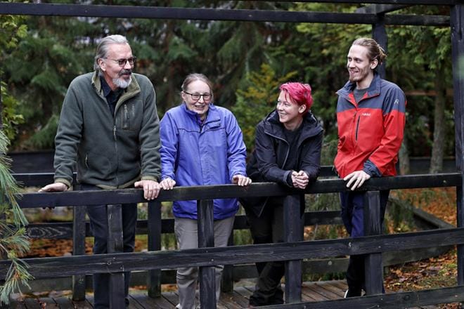 Mikko (vasemmalla) ja Paula Järvenpää jättävät Lakeuden Vihertaimiston Riina Aarrekorven ja Paavo Muhosen (oikealla) hellään huomaan. KUVA: TOMI KOSONEN