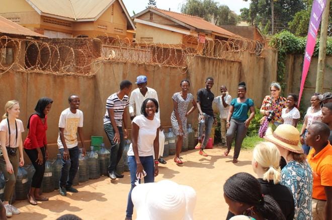 Whose got the ball -leikistä alkoi kehityskumppanuuden rakentaminen Planin Smartup factoryssa Kampalassa Ugandassa. Suomalaiset ja ugandalaiset nuoret ottivat pallon haltuun ja keskustelivat kestävän kehityksen tavoitteista. Yhteiseksi tavoitteeksi otettiin kierrätettävien Smart pad -terveyssiteiden valmistaminen. Näin varmistetaan tyttöjen koulunkäynti myös kuukautisten aikana Ugandassa. KUVAT: MIKA JOKIAHO