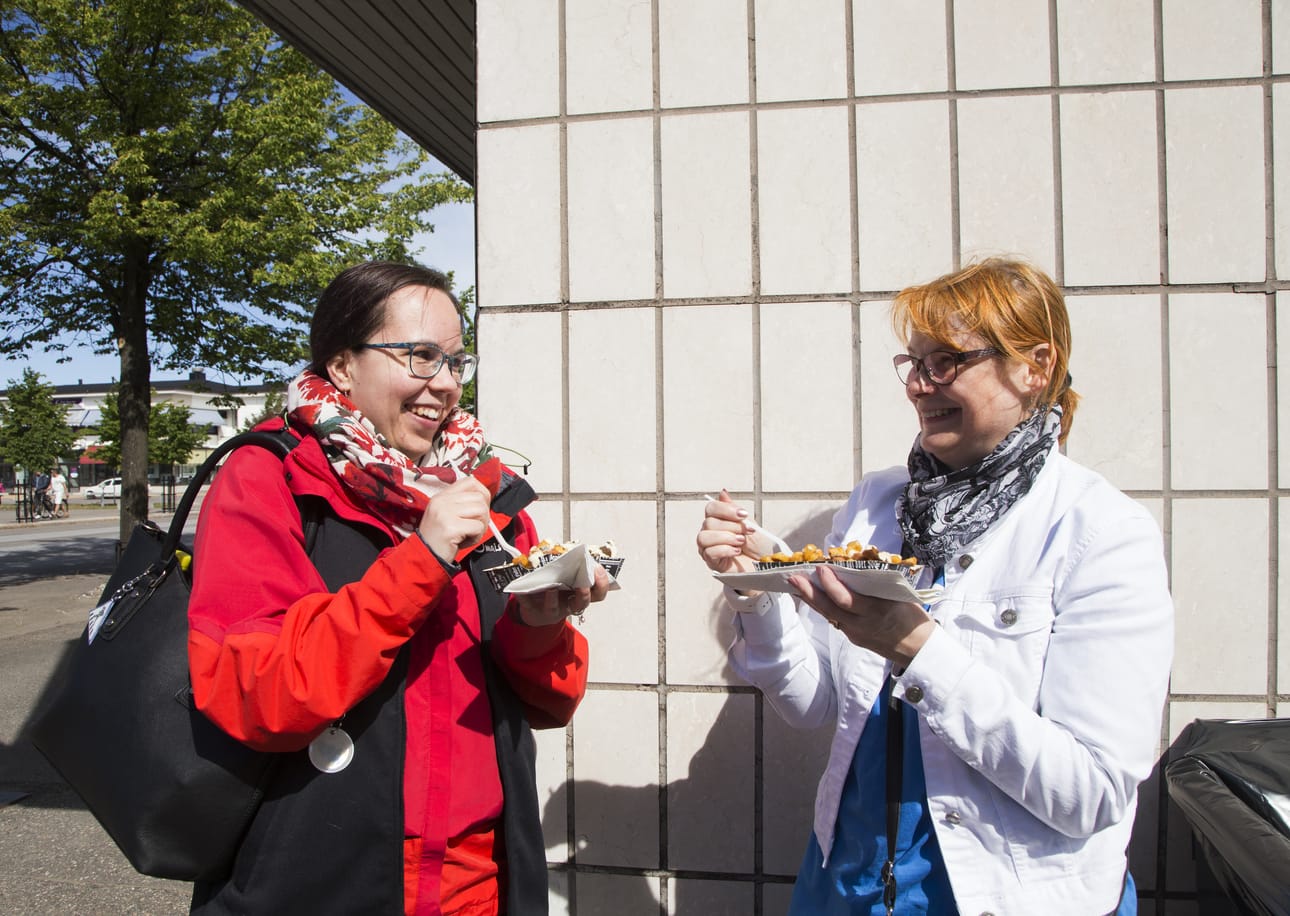 Milla Haapaniemi ja Riitta Sipola pitämässä ruokataukoa omalta markkinakojultaan.