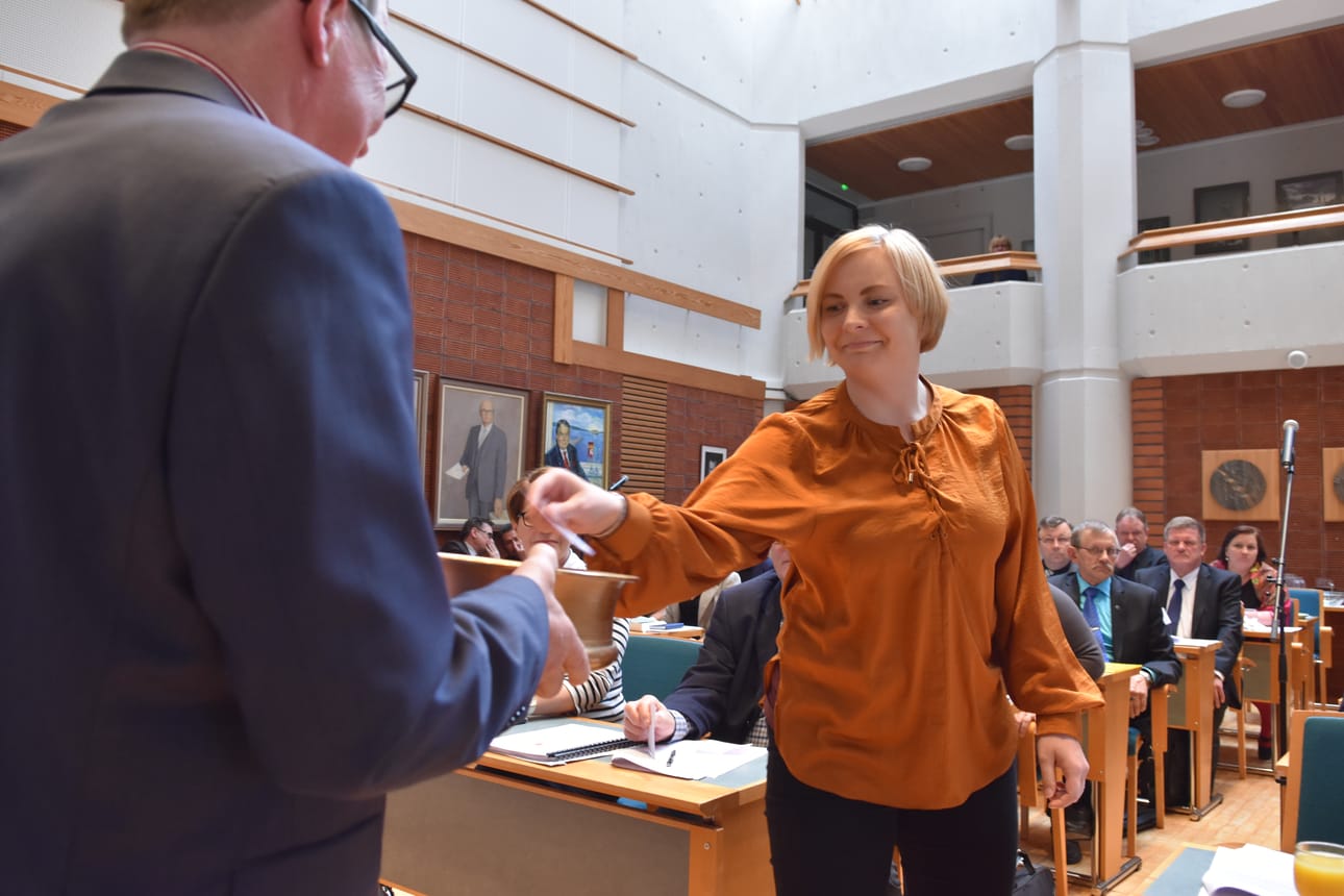 Inka Hokkanen (sd.) pudotti äänestyslipukkeen Heikki Härkösen (kesk.) pitelemään laariin.