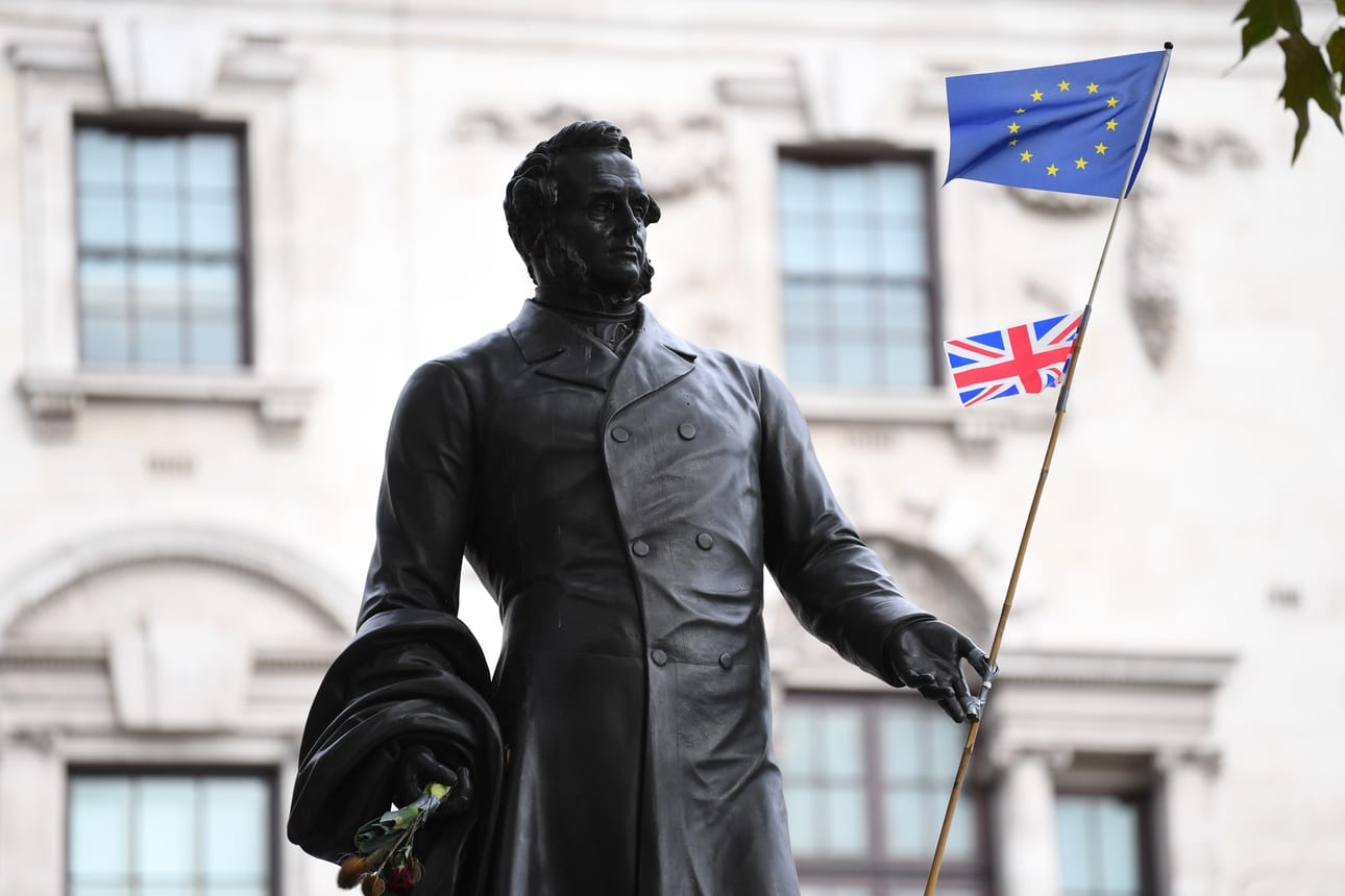 EU:n ja Britannian liput liehuivat Lontoossa. EU myönsi maanantaina Britannialle jälleen uuden lykkäyksen brexitiin.
